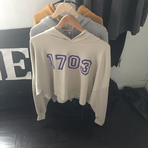 Women’s mid waist Hustle Kollege sweatshirt!